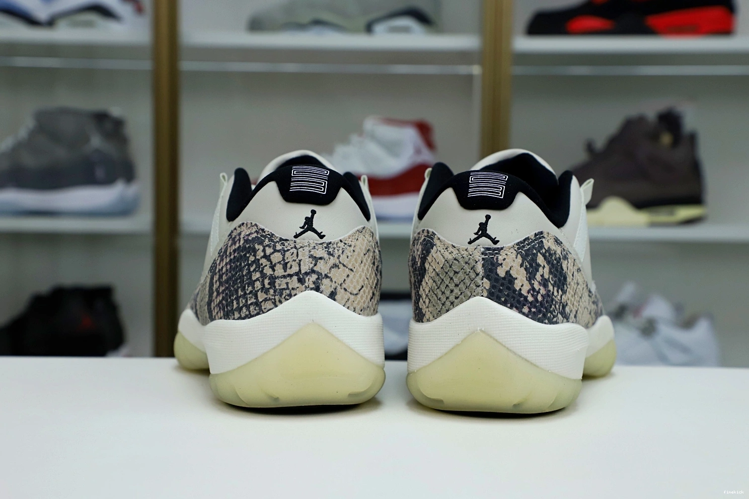 LOW AIR 11 LIGHT BONE SNAKESKIN JORDAN 0925